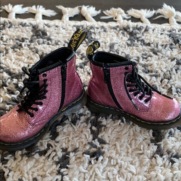 Toddler girl’s 1460 Dr Martens pink glitter boots - Picture 5 of 8